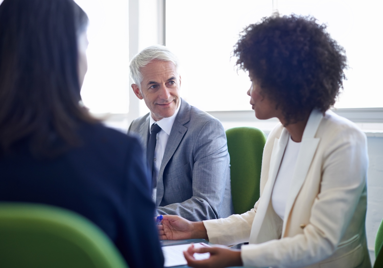 consultant indépendant travaillant avec son client