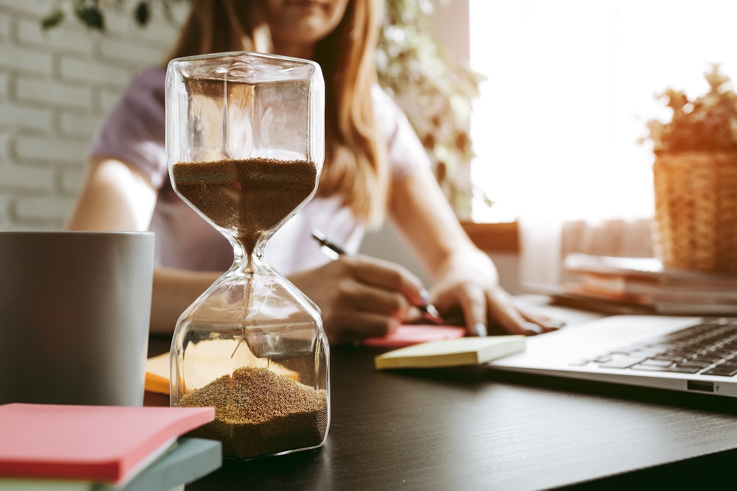 consultant indépendant regardant ses heures de facturation