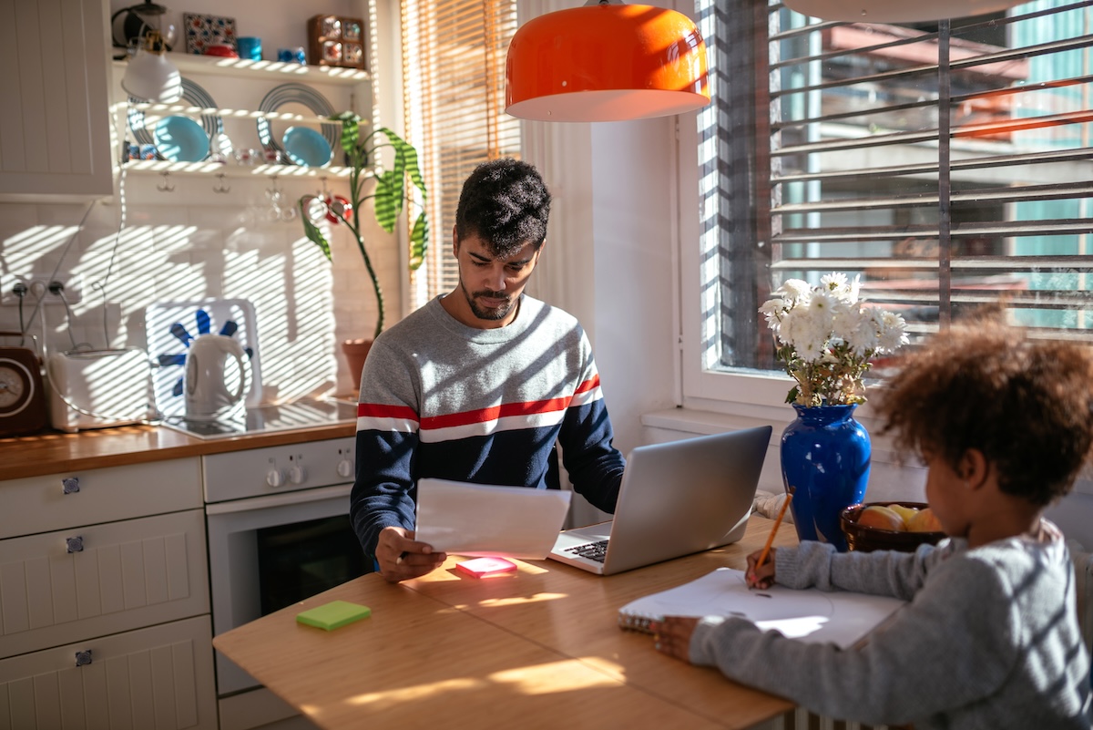 consultant indépendant travaillant de la maison