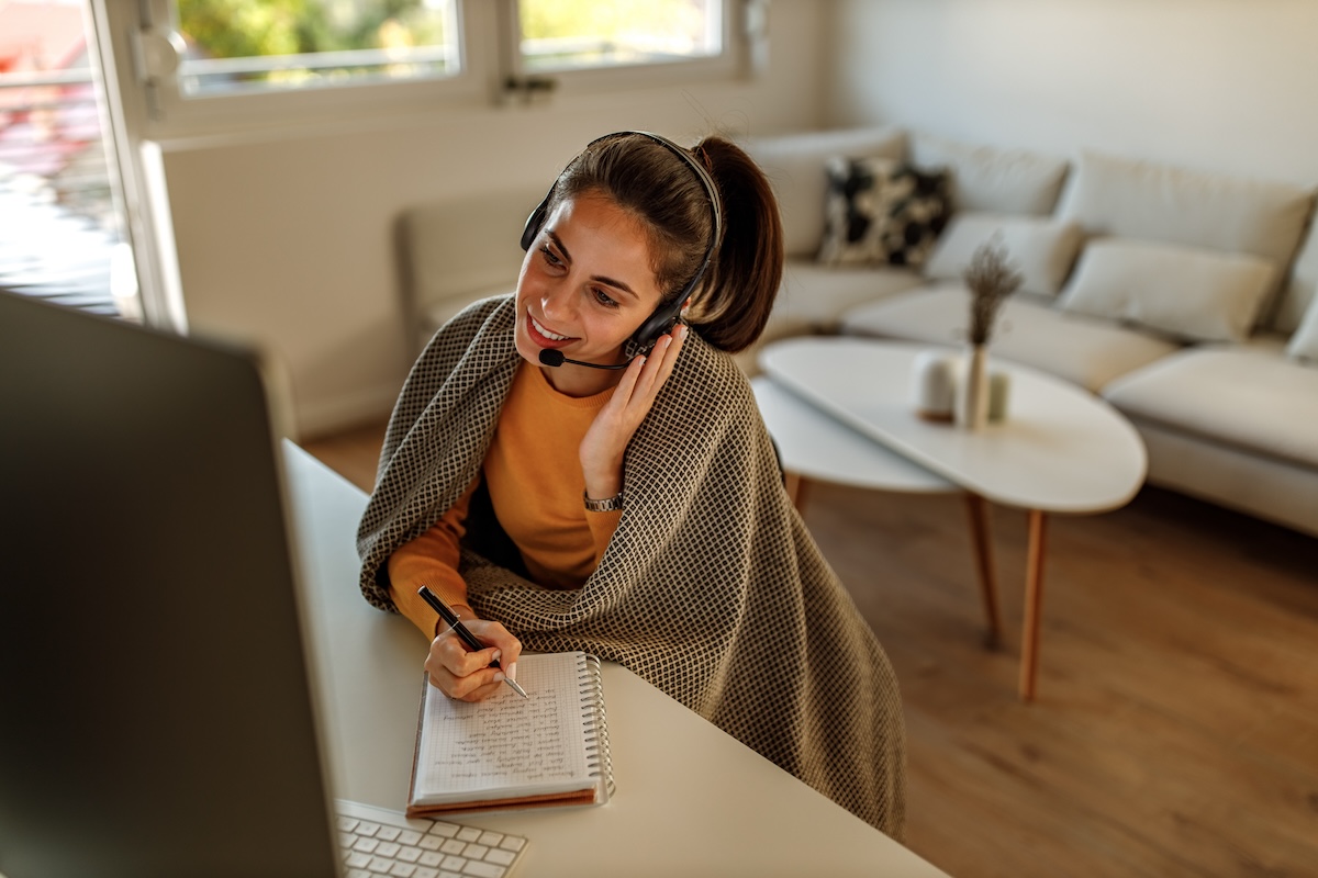 consultante indépendante travaillant de la maison devant son logiciel Propilot